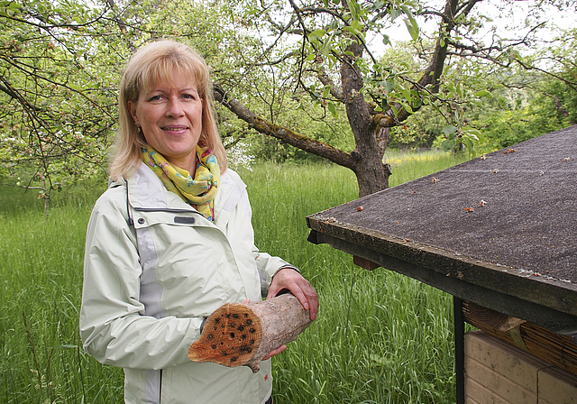 Im Obstgarten Hofmatt: Cornelia Imseng mit einem Wildbienenhaus in der Hand.  Foto: Tobias Gfeller