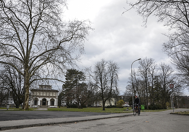 Hier endet für Autos die Muttenzerstrasse: Diese soll an der Villa Ehinger vorbei zur Baslerstrasse hin verlängert werden.  Foto: Thomas Kramer