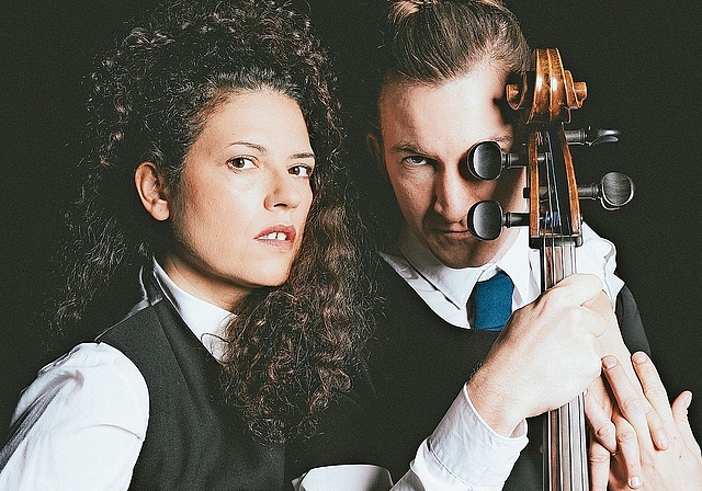 Starker Auftritt: Augustin Groz und Claudia Kottal im Stück um Chopins «Trauermarsch». Foto: zVg