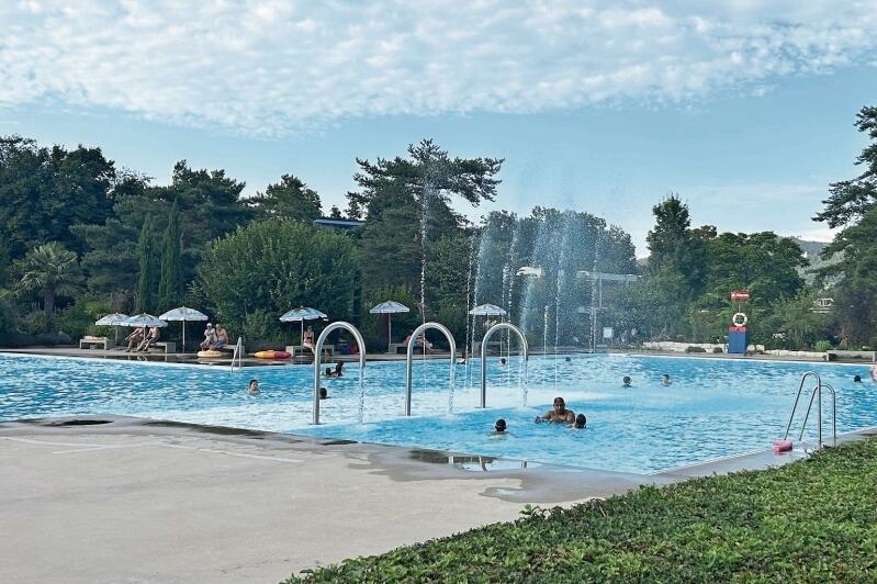 Mehr als Baden: Nach dem «Schwumm» gibt es Musik und mehr in der Aescher Badi. Foto: Nicolas Blust