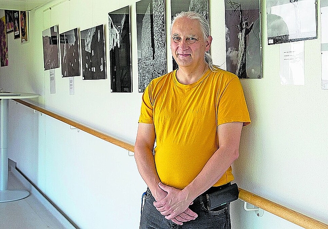 Gedanken zum Leben: Richard König zeigt seine Fotografien an seinem Arbeitsort im Zentrum Passwang. Foto: Martin Staub.