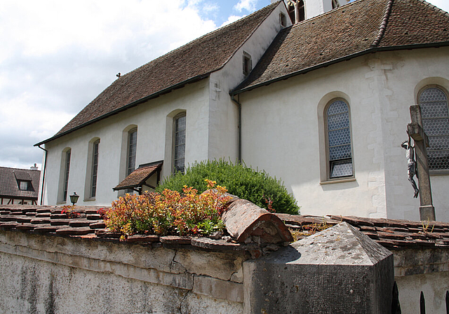 Kulturgut: Die Gemeinde übernimmt 70 Prozent der Renovationskosten für die Friedhofsmauer und entlastet damit die Kirchgemeinde.  Foto: Gaby Walther