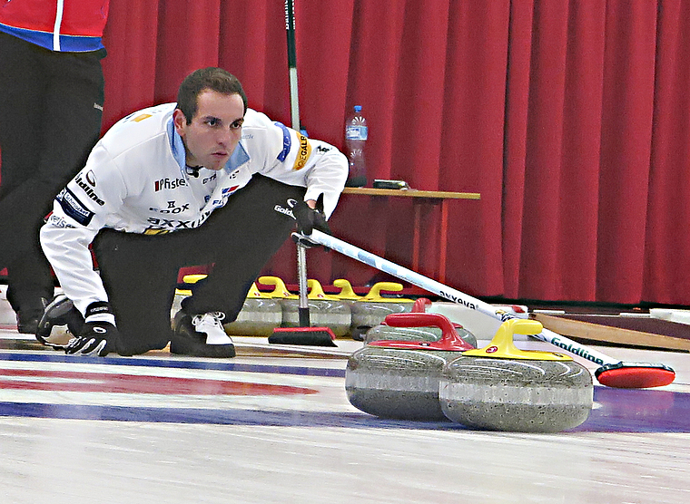 Auf dem Weg zum Turniersieg: Der schottische Skip Tom Brewster gibt deutliche Anweisung, wie er den Stein haben will. Dahinter Skip Sven Michel (l.) und Third Florian Meister vom Team Adelboden, die nur noch zuschauen können.  Foto: Edmondo Savoldel