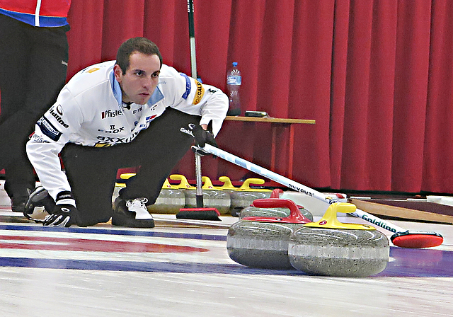 Auf dem Weg zum Turniersieg: Der schottische Skip Tom Brewster gibt deutliche Anweisung, wie er den Stein haben will. Dahinter Skip Sven Michel (l.) und Third Florian Meister vom Team Adelboden, die nur noch zuschauen können.  Foto: Edmondo Savoldel