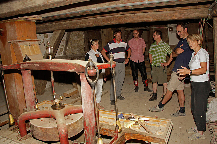 Wie ein Museum:  Bauherr Job Ubbink (2. v. r.), Marijke Brink (ganz r.) und Architekt Daniel Burckhardt (3. v. l.) zeigen das Innenleben der Mühle.