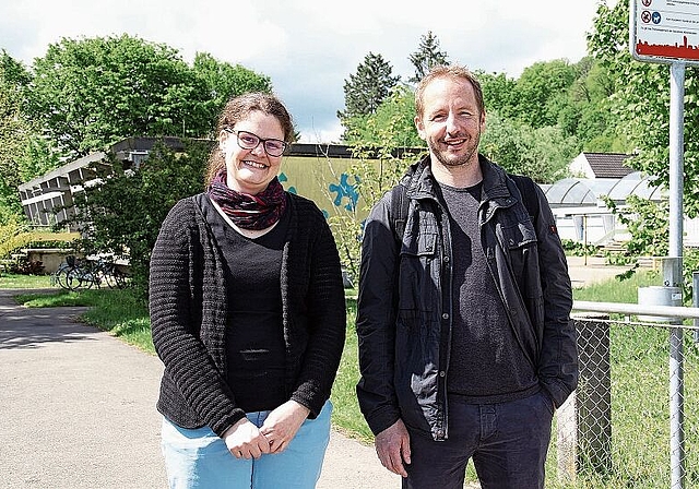 Haben zusammen mit anderen Eltern Beschwerde eingelegt: Jenny Rentsch und Patrick Rickenbach. Foto: Tobias Gfeller