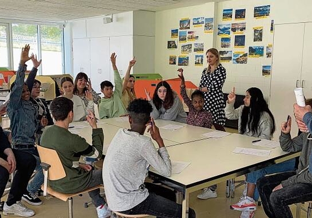 Mitmachen, auch wenn man nicht alles versteht: Bevor die Jugendlichen einzeln an ihrem Plan arbeiten, findet eine gemeinsame Übung statt. Unterstützt werden sie im Unterricht vom Klassenlehrer Thomas Steiner (r.), einem Sozialpädagogen und zwei So