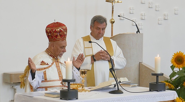 <em>Gemeinsame Feier: </em>Bischof Kyrillos Samann mit Gastgeber Pfarrer Ignacy Bokwa.Foto: zvg