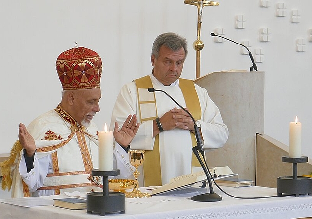 <em>Gemeinsame Feier: </em>Bischof Kyrillos Samann mit Gastgeber Pfarrer Ignacy Bokwa.Foto: zvg