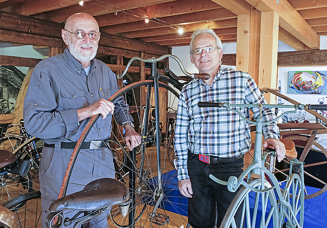 Radbegeistert: Walter Mundschin und Urs Schuler betreuen die Ausstellung «Velo-Nostalgie», v. l. In der Mitte ein Rennhochrad um 1890.  Foto: Thomas Brunnschweiler