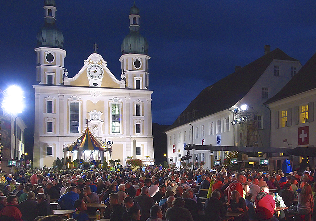 Fernsehtaugliche Domkulisse: Das Schweizer Fernsehen achtet bei der Wahl der Austragungsorte ihrer Livesendungen auf eine attraktive Umgebung – das spielte Arlesheim schon 2014 beim «Donnschtig-Jass» in die Karten.  Foto: Archiv Wochenblatt