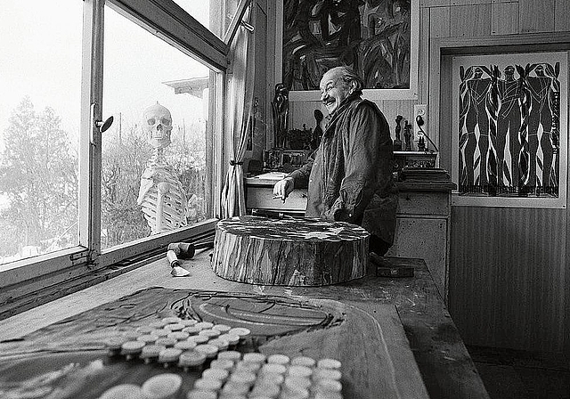 Der Künstler: HAP Grieshaber mit Skelett «Karlchen» (1968).Foto: zvg / Paul Swiridoff
