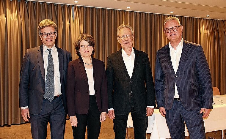 Podiumsgäste (v.l.): FDP-Landrat Marc Schinzel, Regierungsrätin Kathrin Schweizer (SP) und die beiden SVP-Landräte Peter Riebli und Dominique Erhart. Foto: Tobias Gfeller