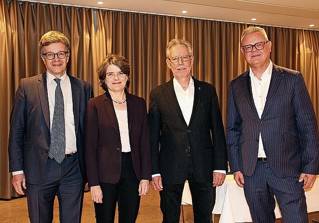 Podiumsgäste (v.l.): FDP-Landrat Marc Schinzel, Regierungsrätin Kathrin Schweizer (SP) und die beiden SVP-Landräte Peter Riebli und Dominique Erhart. Foto: Tobias Gfeller