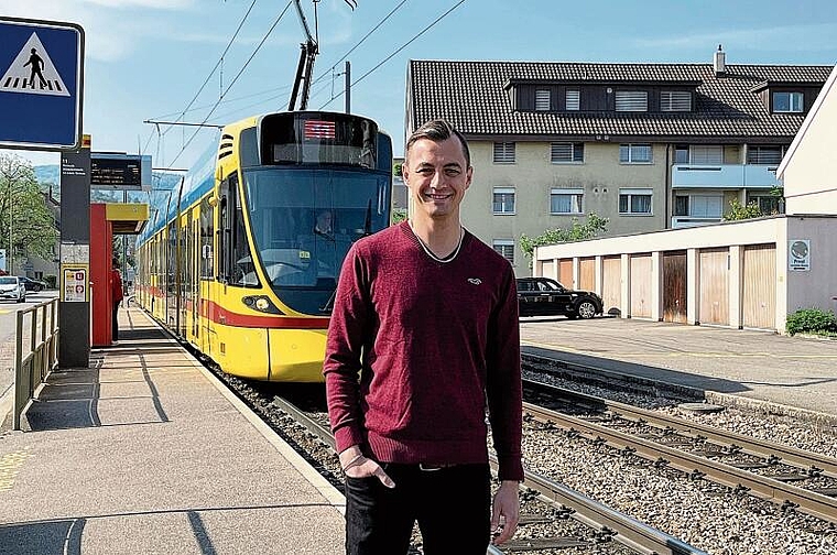 Attraktiveres Angebot: Jan Kirchmayr findet, der Aufwand für die rund fünf Minuten kürzere Fahrzeit lohne sich auf jeden Fall. Foto: Tobias Gfeller