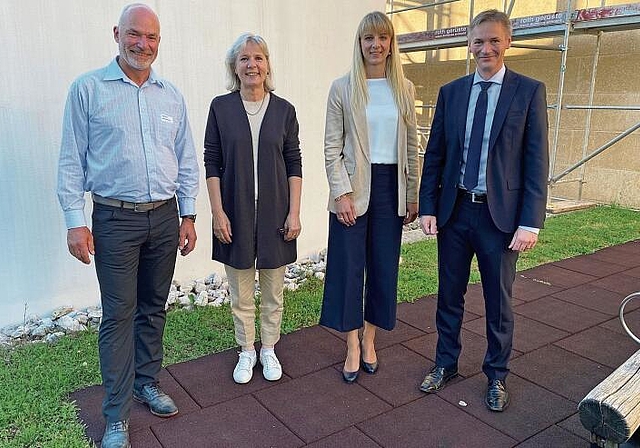 Vernetzung ist wichtig: (v.l.) OK-Präsident der Gewerbeausstellung, Martin Vögtli, Regierungsrätin Brigit Wyss, die neue Präsidentin des Gewerbevereins Dorneckberg, Jasmin Weber, und der abtretende Präsident, Roman Baumann. Foto: Bea Asper