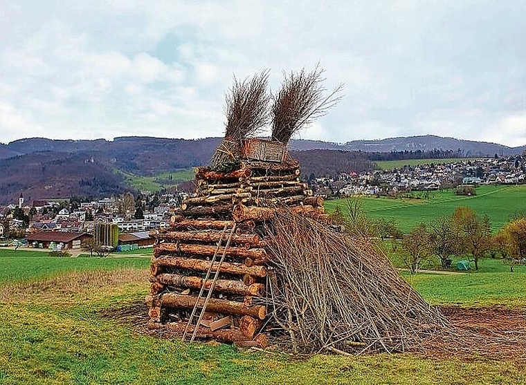 Überlegtes und unfallfreies Arbeiten: Der Aufbau des Holzstapels beginnt jeweils am Samstag um 9 Uhr. Foto: zVg