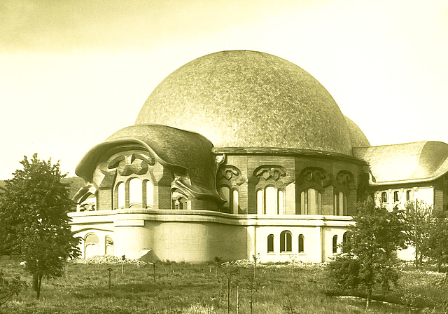 Existierte nur zwei Jahre: Der erste Holzbau wurde an Silvester 1922 durch ein Feuer zerstört. Foto: O. Rietmann/Rudolf Steiner Archiv
