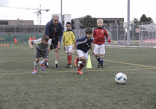 Sprint zum Ball: Mit solchen Übungen werden die Jungs für die Nachmittagsspiele fit gemacht.  Foto: Tobias Gfeller