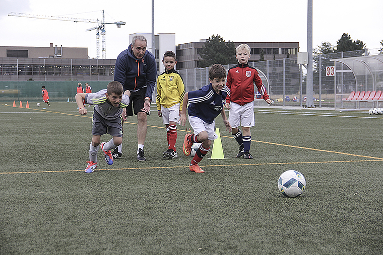 Sprint zum Ball: Mit solchen Übungen werden die Jungs für die Nachmittagsspiele fit gemacht.  Foto: Tobias Gfeller