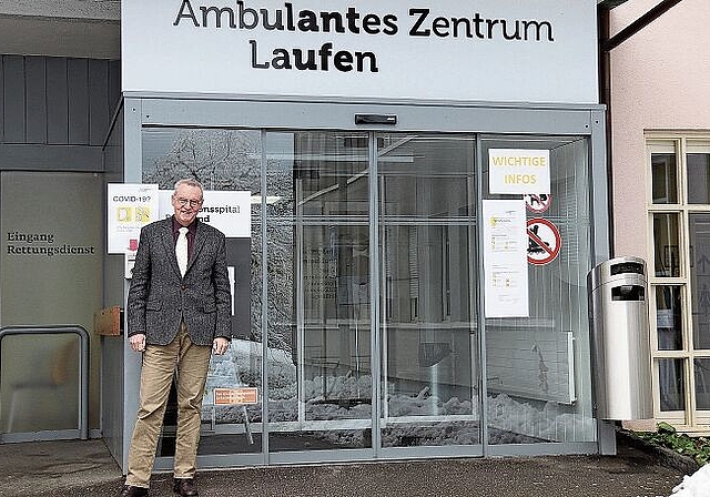 Gesundheitsregion im Wandel: Jörg Leuppi, Chefarzt der Medizinischen Uniklinik KSBL vor dem Spital Laufen, welches seit anfangs Jahr als «Ambulantes Zentrum» gilt und ab 2022 im Birs Center in ein Gesundheitszentrum übergeht. Foto: Gaby Walther