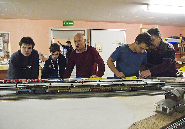 Grosser Bahnhof: Die Mitglieder des Schüler Modelleisenbahn Clubs Münchenstein zeigen am 9. Dezember ihre Arbeiten.  Foto: Tobias Gfeller