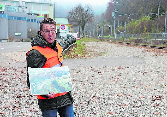 Bahnübergang wird verlegt und Felsen abgebaut: Andreas Jäger, Gesamtprojektleiter SBB, erklärt vor Ort in Grellingen einige Details, die wegen des Doppelspurausbaus zwischen Grellingen und Duggingen geändert werden müssen. Foto: Gaby Walther