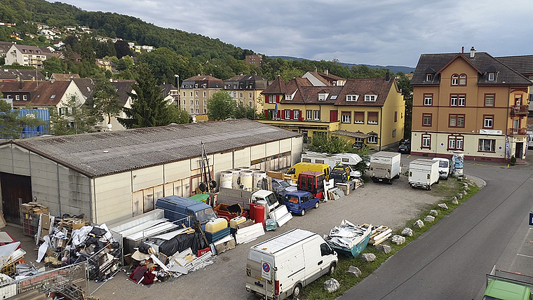 Büro- und Wohnturm statt Schrott: Diese Parzelle an der Bahnhofstrasse kommt bis Ende Jahr unter den Hammer.  Foto: Lukas Hausendorf