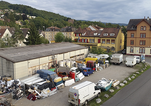 Büro- und Wohnturm statt Schrott: Diese Parzelle an der Bahnhofstrasse kommt bis Ende Jahr unter den Hammer.  Foto: Lukas Hausendorf