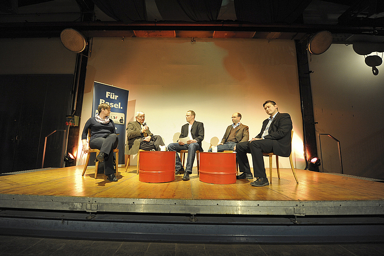 Sehr gut besuchtes Podium: Unter der Leitung von bz-Redaktor Benjamin Wieland (Mitte) debattierten Andrea Klein, Franz Wirth, Urs Peter Moos und Stefan Haydn die Vor- und Nachteile des Einwohnerrats (v. l.). Foto: Martin Toengi