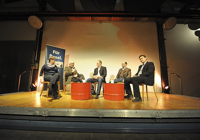 Sehr gut besuchtes Podium: Unter der Leitung von bz-Redaktor Benjamin Wieland (Mitte) debattierten Andrea Klein, Franz Wirth, Urs Peter Moos und Stefan Haydn die Vor- und Nachteile des Einwohnerrats (v. l.). Foto: Martin Toengi