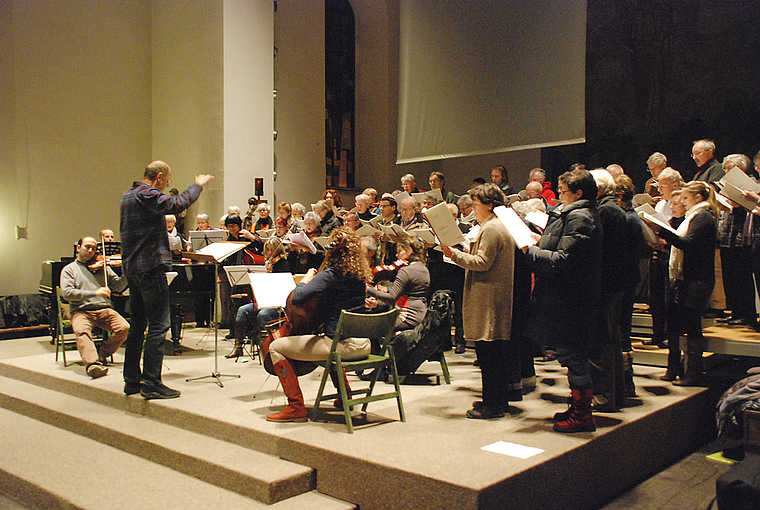 Neue musikalische Wege: Cäcilienchor und Kirchenchor Pfeffingen proben die Misatango von Martin Palmeri.  Foto: Thomas Brunnschweiler