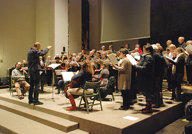 Neue musikalische Wege: Cäcilienchor und Kirchenchor Pfeffingen proben die Misatango von Martin Palmeri.  Foto: Thomas Brunnschweiler