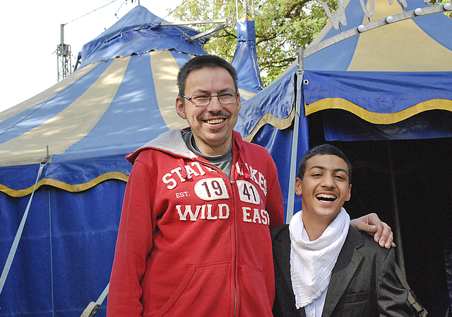 Im Zirkusfieber: Philipp Saladin und Akam Ramanzadeh freuen sich auf ihren Auftritt am Samstag.  Foto: Thomas Brunnschweiler