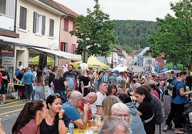 Riesenansturm: Die Plätze an den langen Tischen waren alle besetzt. Fotos: Thomas Brunnschweiler
