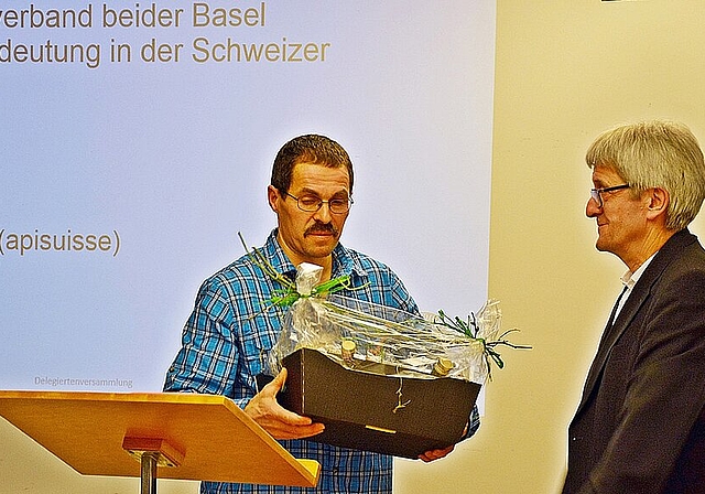 Verdienter Dank: Kantonalpräsident Erwin Borer (r.) bedankt sich bei Jürg Glanzmann für dessen glänzendes Referat. Foto: Roland Bürki 