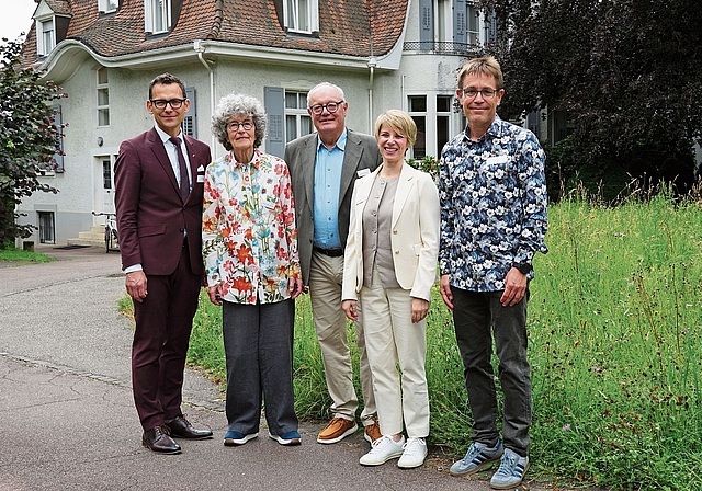 Feierten 30 Jahre Hospiz: (von links) Thomi Jourdan (Gesundheitsdirektor BL), Vreni Grether (Gründerin und Stifterin), Walter Brunner (Stiftungsratspräsident), Marta Mazzoli (Chefärztin) und Jan Gärtner (Chefarzt Palliativmedizin Bethesda). Foto: