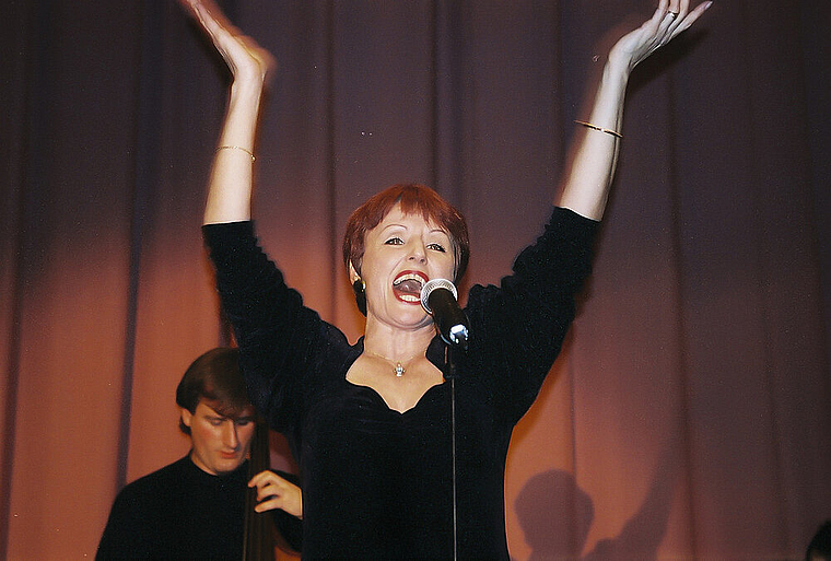 «La vie en rose»: Colette Greder kann sich gut in Edith Piaf einfühlen.  Foto: ZVG