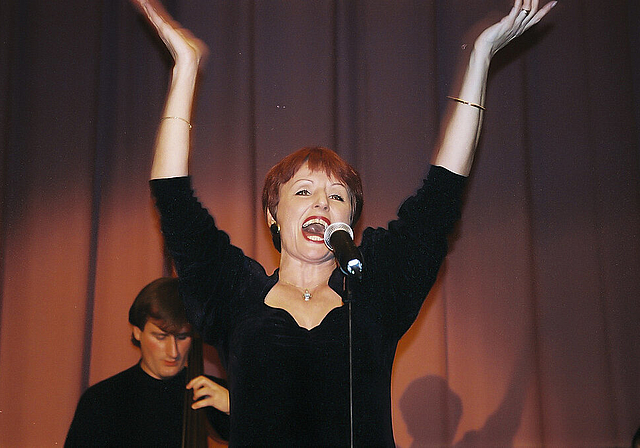 «La vie en rose»: Colette Greder kann sich gut in Edith Piaf einfühlen.  Foto: ZVG