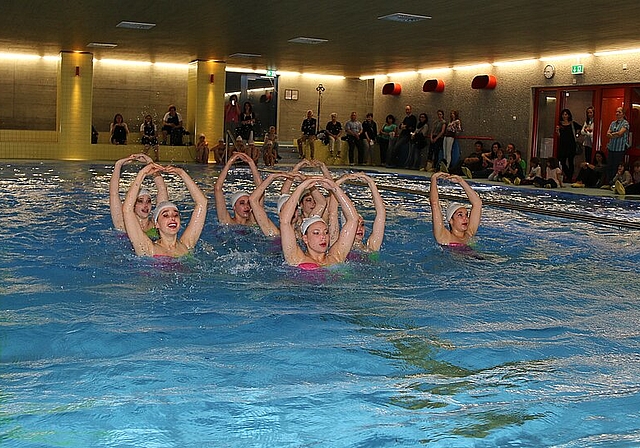 Hallenbadfest: Die Synchronschwimmerinnen des SV Basel zeigen ihr Können im neugestalteten Hallenbad. Fotos: Gaby Walther 
