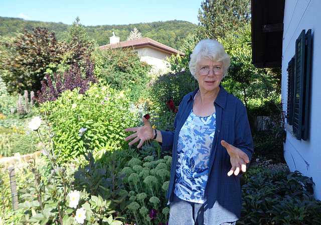 Vielfalt zählt: Ob einheimische Arten oder traditionelle Gartengewächse. Pflanzenfachfrau In-grid Dingwall in ihrem Nuglarer Garten.   Foto: Melanie Aprin