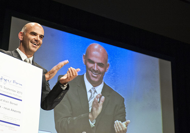 Der Applaus galt dem Publikum: Alain Berset skizzierte in Pfeffingen vor vollem Haus, wie der Bundesrat die Altersvorsorge in der Schweiz reformieren will.  Foto: AZ Medien/Roland Schmid