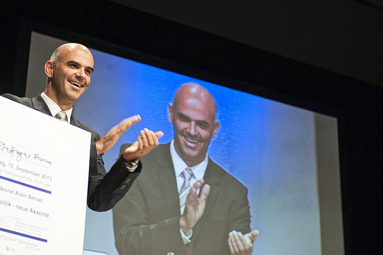 Der Applaus galt dem Publikum: Alain Berset skizzierte in Pfeffingen vor vollem Haus, wie der Bundesrat die Altersvorsorge in der Schweiz reformieren will.  Foto: AZ Medien/Roland Schmid