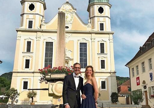 Schwingen das Tanzbein: Daniel Zeidler und Vera von Rotz vom OK-Team. Foto: Christina Buser-Kätterer