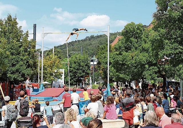 Gebannte Blicke: Dominik Alberto bei seinem Sprung zum Meetingrekord über 5,61 Meter. Foto: Benedikt Kaiser