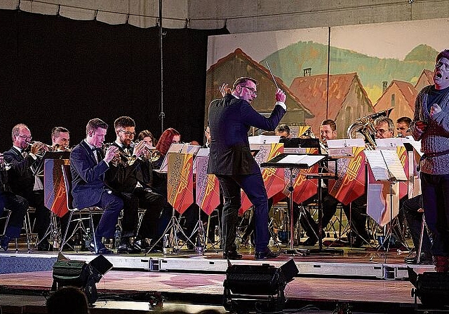 Der Sänger und die Band: Dirigent Christoph Bangerter hat Band und Timothy Löw (r.) unter Kontrolle. Foto: Martin Staub