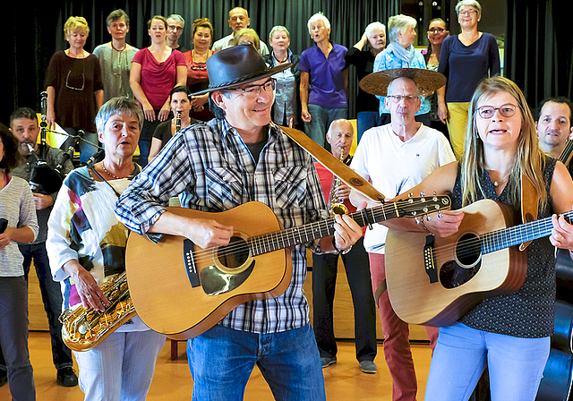 Springsteen-Style: Christoph und Simone Wüthrich von Illuvia geben zusammen mit dem Chor bekannte Songs und Eigenkreationen zum Besten.  Foto: Thomas Brunnschweiler