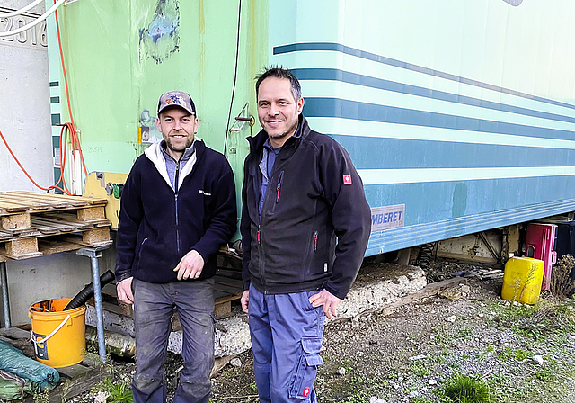 Kreativ und innovativ:  Landwirt und Biogas-Unternehmer Seppi Vögtli (l.) und Markus Stocker, Holzverarbeiter.  Foto: Bea Asper