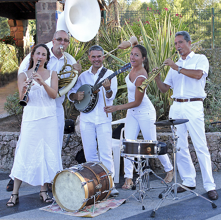 Akustisch wie optisch attraktiv: «Les Jazzticots» aus Südfrankreich. Aurelie Tropez, Jean Marcel Tropez, Stan Laferriere, Déborah Tropez-Laferriere und Jean Pierre Giraud (v. l.).  Foto: ZVG