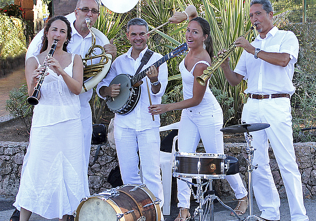 Akustisch wie optisch attraktiv: «Les Jazzticots» aus Südfrankreich. Aurelie Tropez, Jean Marcel Tropez, Stan Laferriere, Déborah Tropez-Laferriere und Jean Pierre Giraud (v. l.).  Foto: ZVG